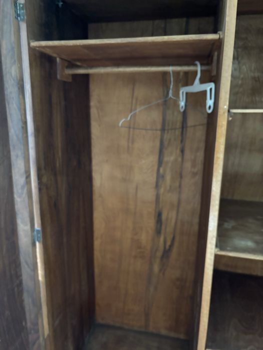 Масивен дървен гардероб