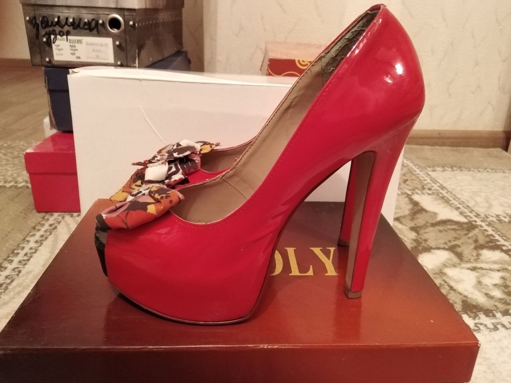 Женская обувь красного цвета