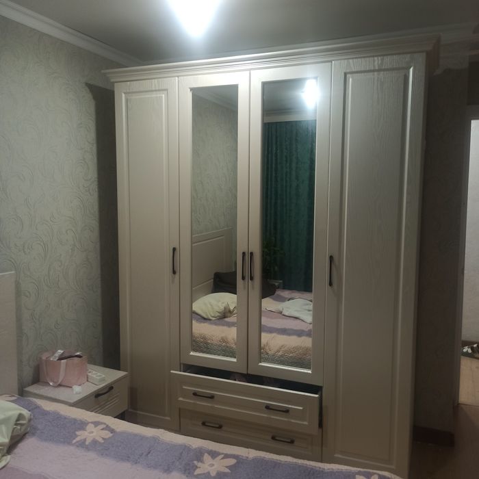 Продам платянной шкаф и тумбы