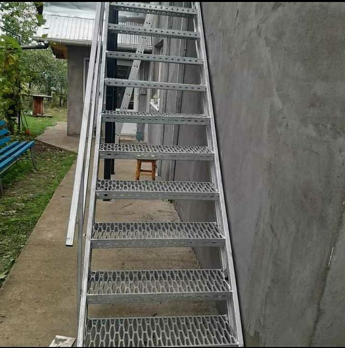 Vând Scarii zincate la cela mai buna 3