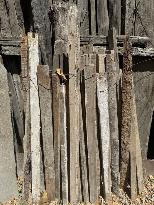 Дрова, доски, виноградник