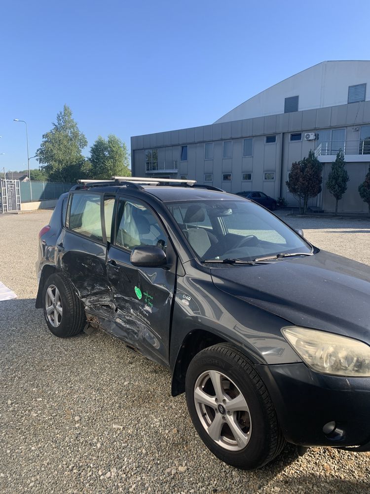 Toyota RAV4 lovita pe partea drrapta