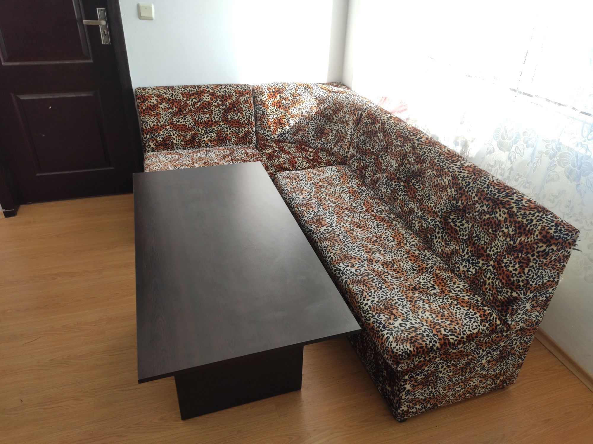 Ъглов диван и маса