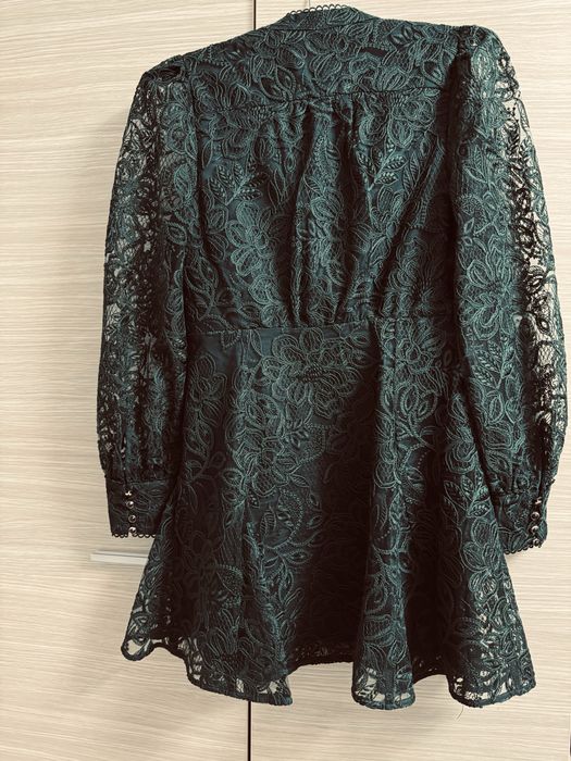 Rochie verde din dantela cu nasturi bijuterie