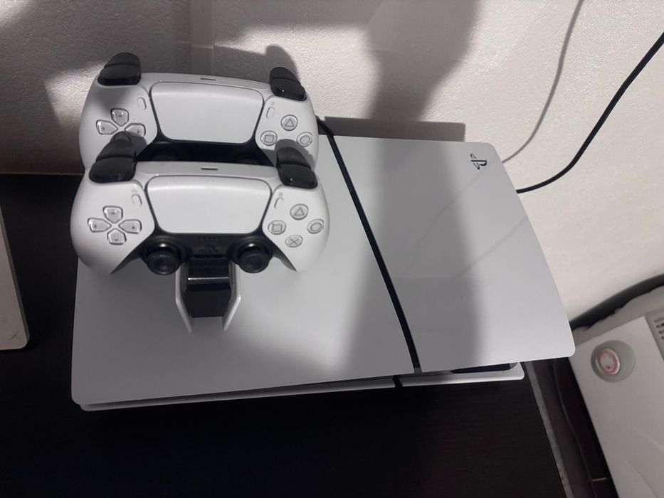 Ps5 slim disk edition 1TB + 2 controllere + stație încărcare Sony