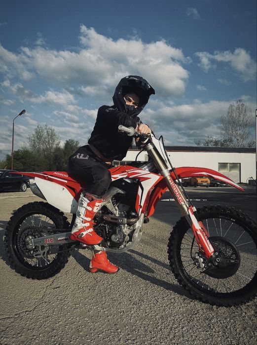 Продава се цялата екипировка от снимките(каската/очилата са продадени)