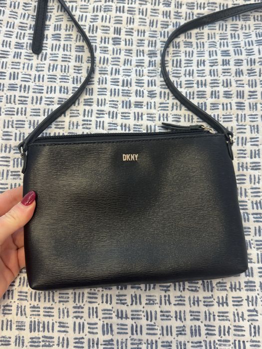 Малка черна чантичка на DKNY