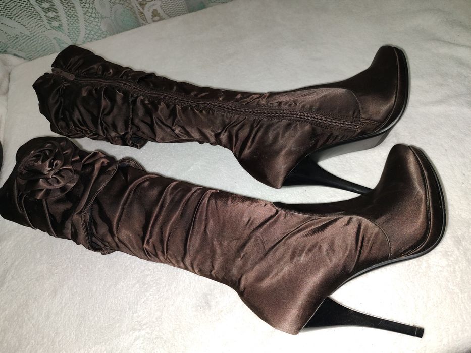 CIZME de damă,lungi,din satin.Calitate italiană.Noi.