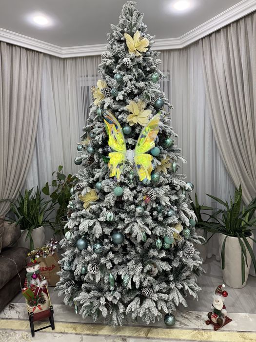 Большая красивая новогодняя елка со снегом