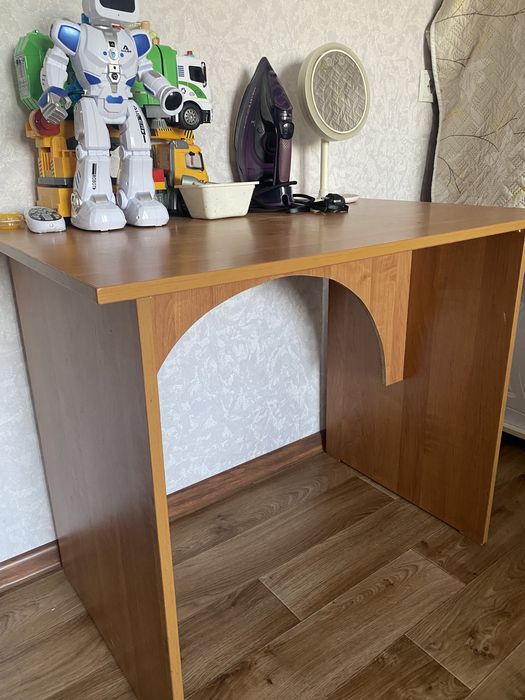 Продам Стол б/у