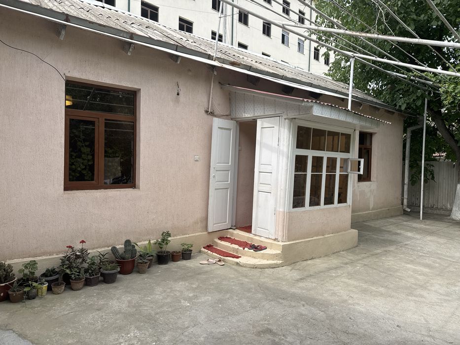 Samarqand markazi 4 sotix 4 xona gorbalnitsya orqa tarafi