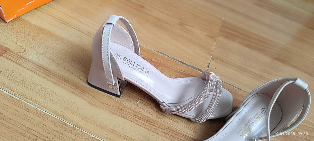 Продам босоножки