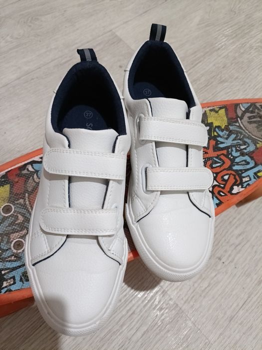 Продам детскую обувь кроссовки 8500