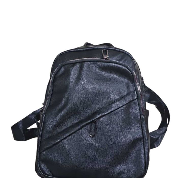 Раница с джоб на една страна / Размер: 32 x27x13cm.