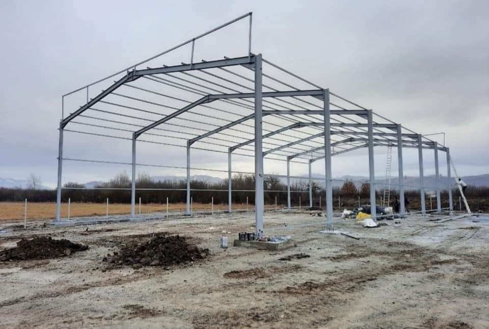 Vand hale metalice conform proiectului dvs