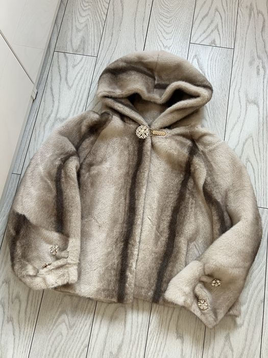 Haina blana cu aspect natural