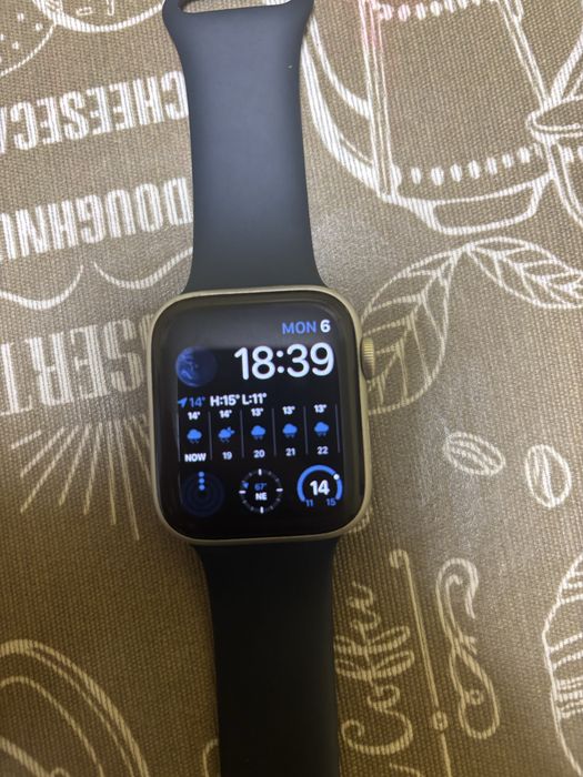 Apple watch SE 2022 година