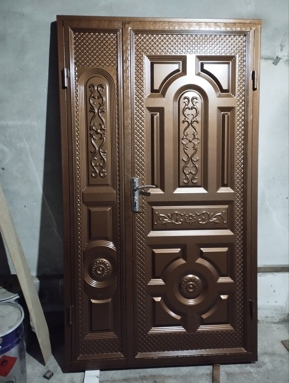 Темир дарвоза ва эшик