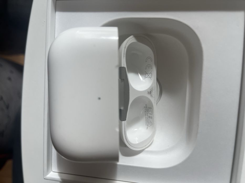 Продавам кейс от оргинални безжични слушалки Apple-AirPods Pro 2nd Gen