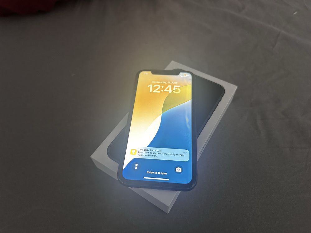 iPhone 11 64GB  - Black - 85% Batt