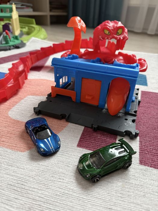 Set Hotwheels Sectia Politie Pista Inamicilor