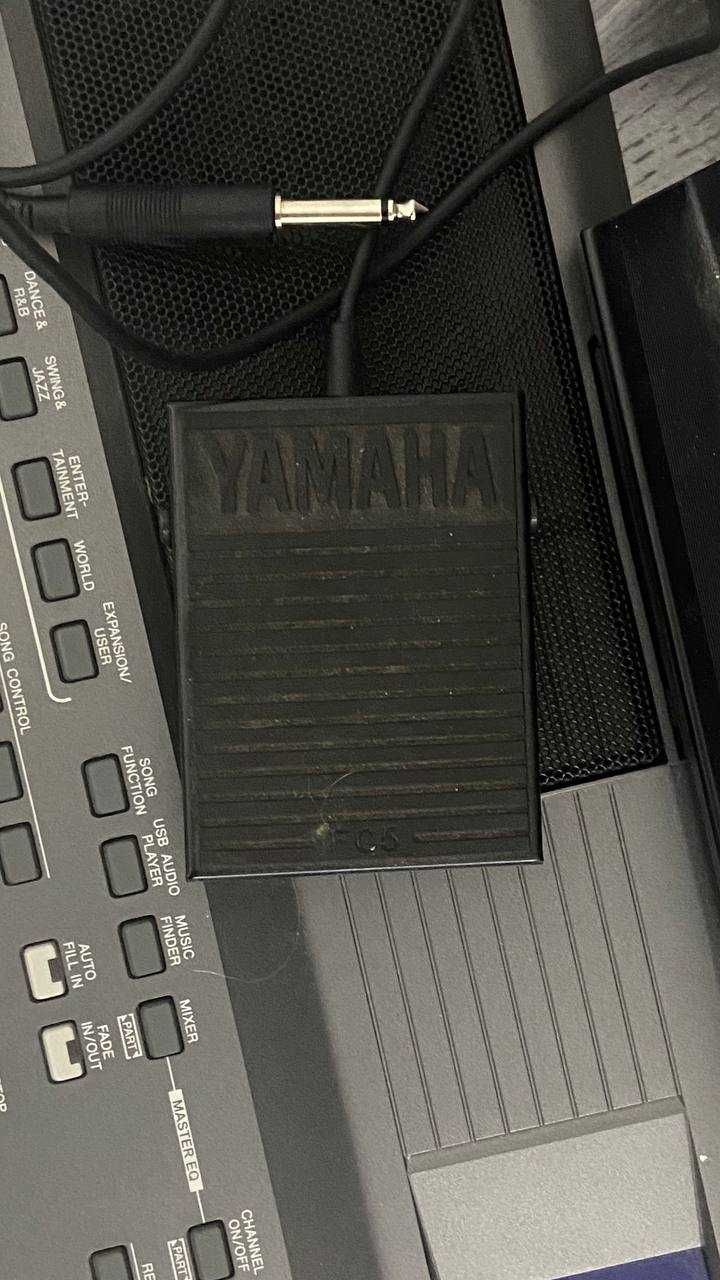 Синтезатор Yamaha PSR-670 с подствкой для нот в комплекте