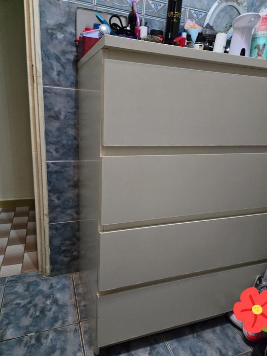 Comoda alba cu 4 sertare
