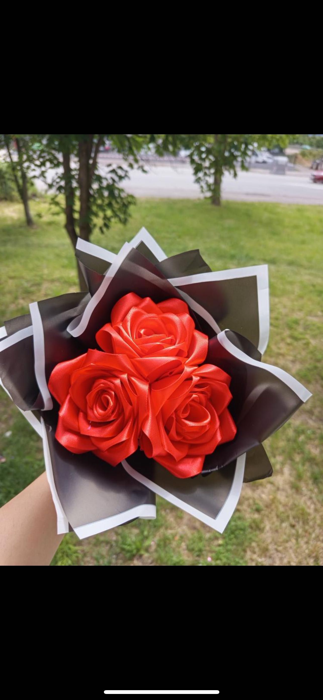Мече от Фоамени рози,и букети от сатенени рози