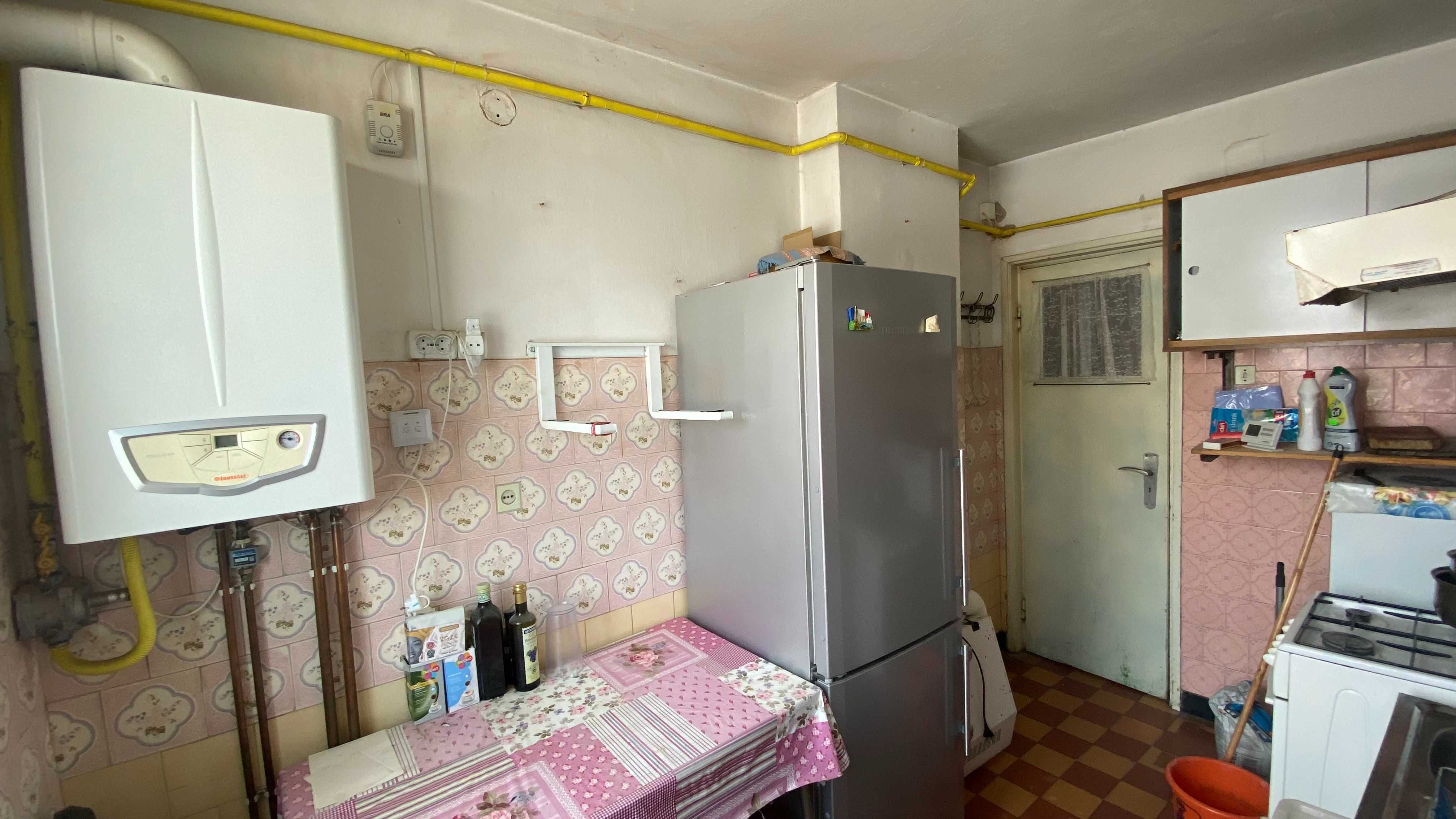 Vând apartament 3 camere ,zonă centrală,56 mp