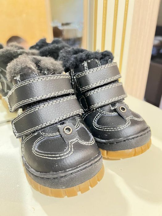 Продам детскую зимнюю весеннюю осеннюю обувь 21 и 22р