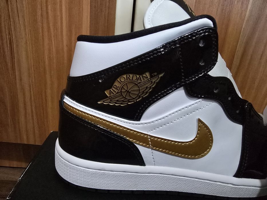 Jordan 1 Mid Black and Gold 100% originali, marimea 43