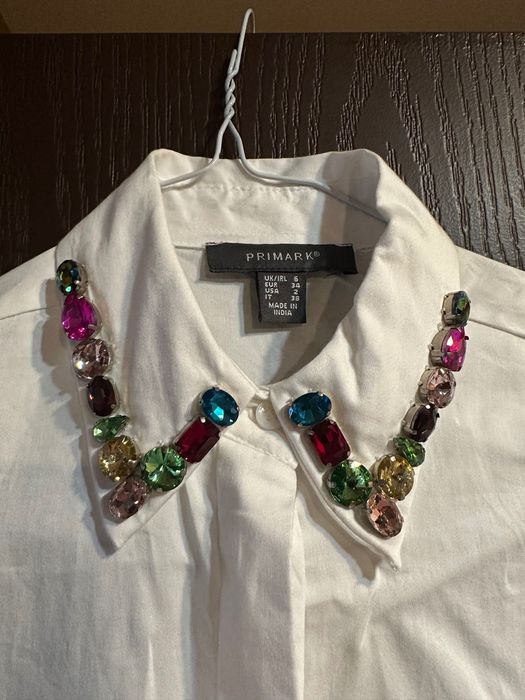 бяла риза с камъни