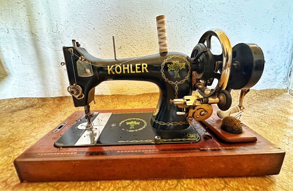 Оригинална KÖHLER – стара немска шевна машина с дървена кутия