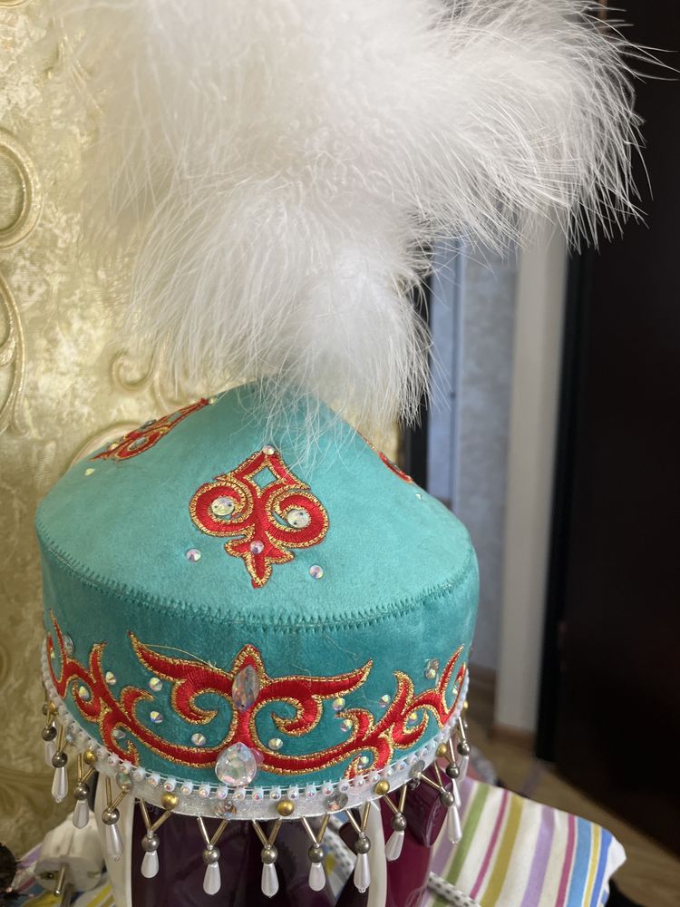 Продам казахское платье с шапкой на 10лет
