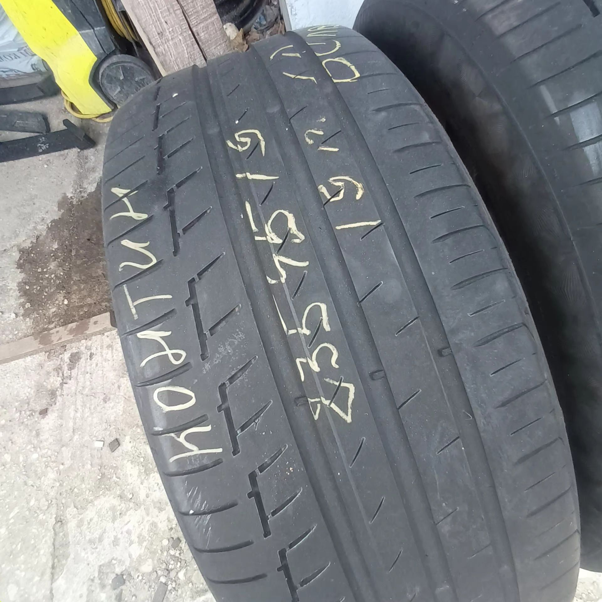 235 45 19 летни 4броя продавам