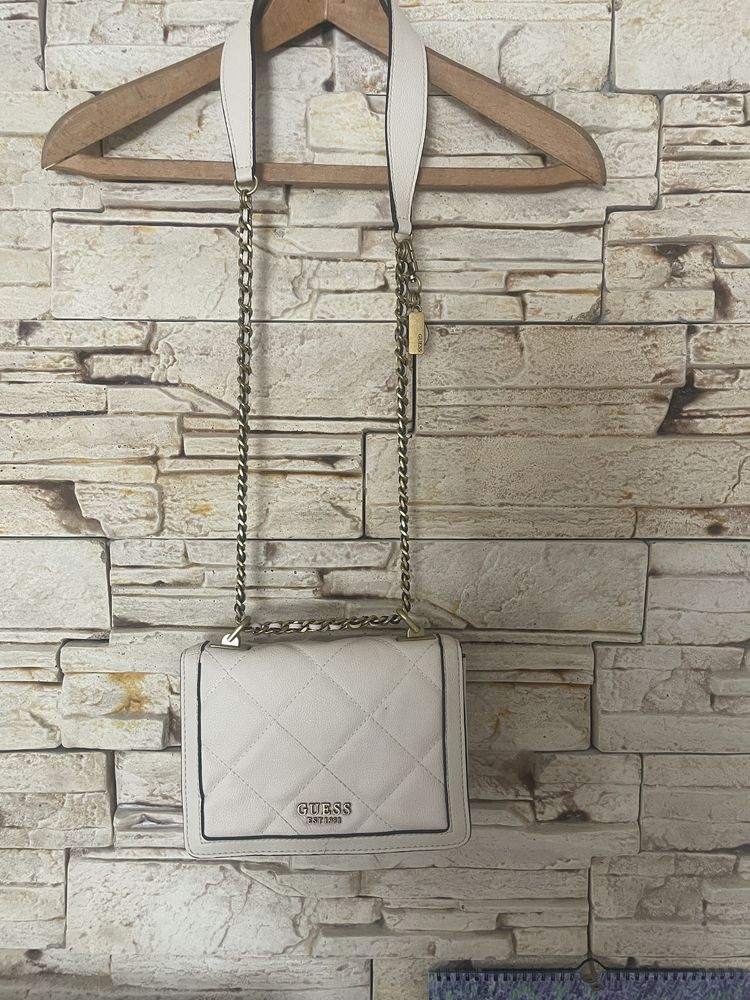 Чанта на Guess бежова