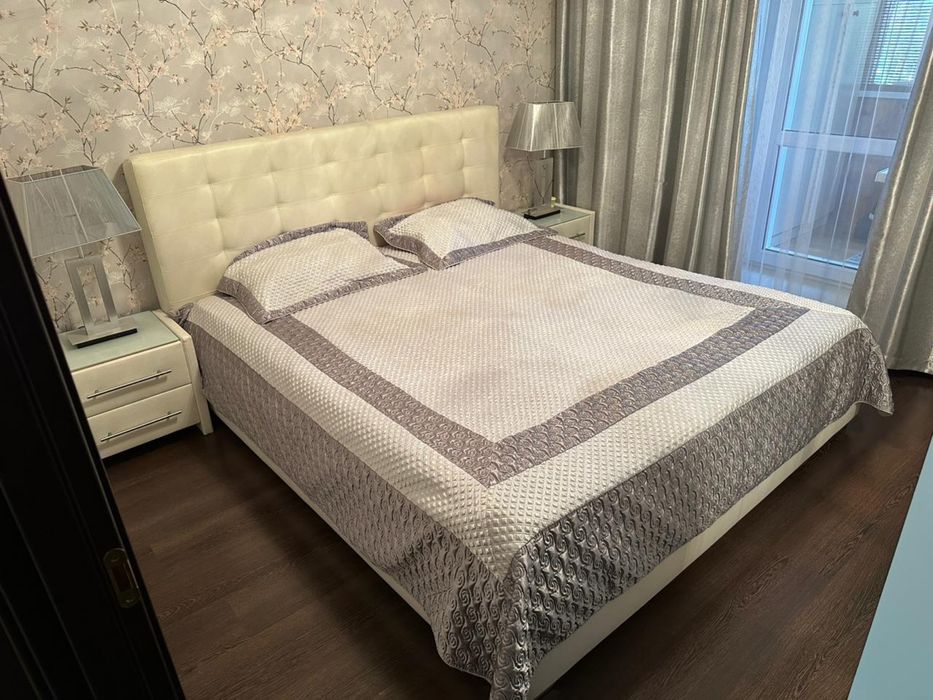 Продам кожанную 2х спальную кровать,2 тумбы, покрывало, 2 лампы