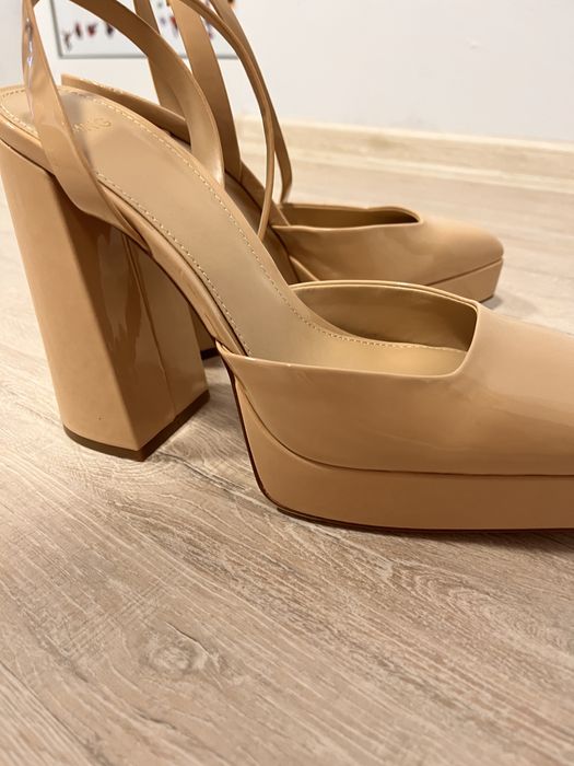 Масивни сандали с ток Mango