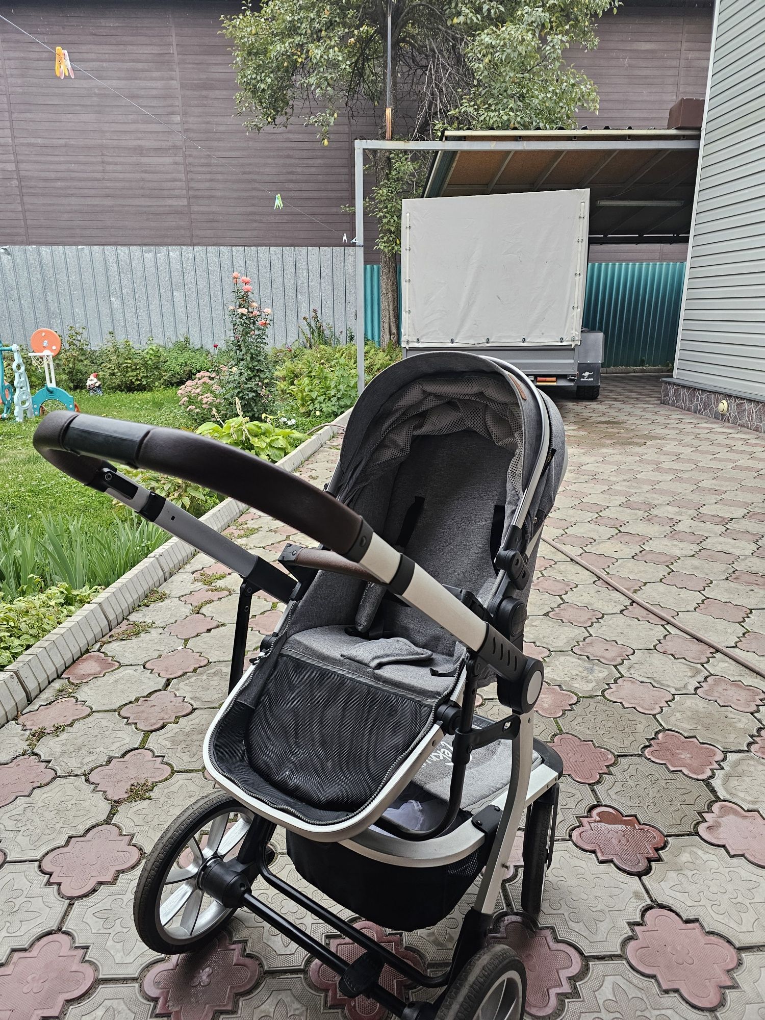 Продам коляску, в комплекте прогулочный и люлька.