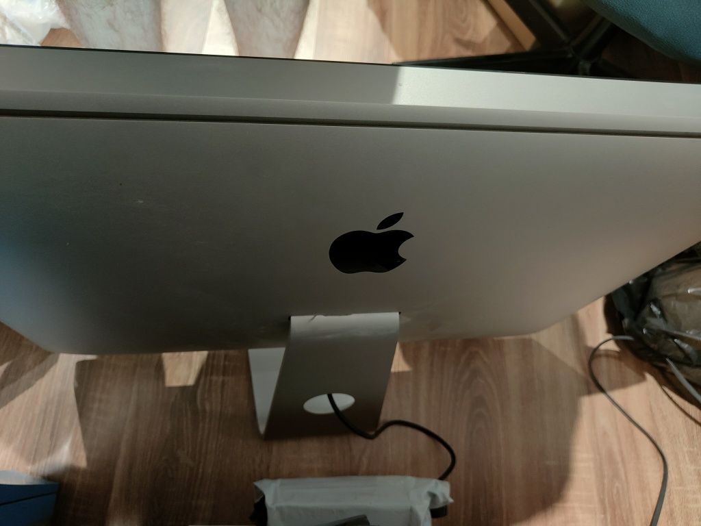 Calculator iMac Apple cu display spart, pornește uneori cu ecranul alb
