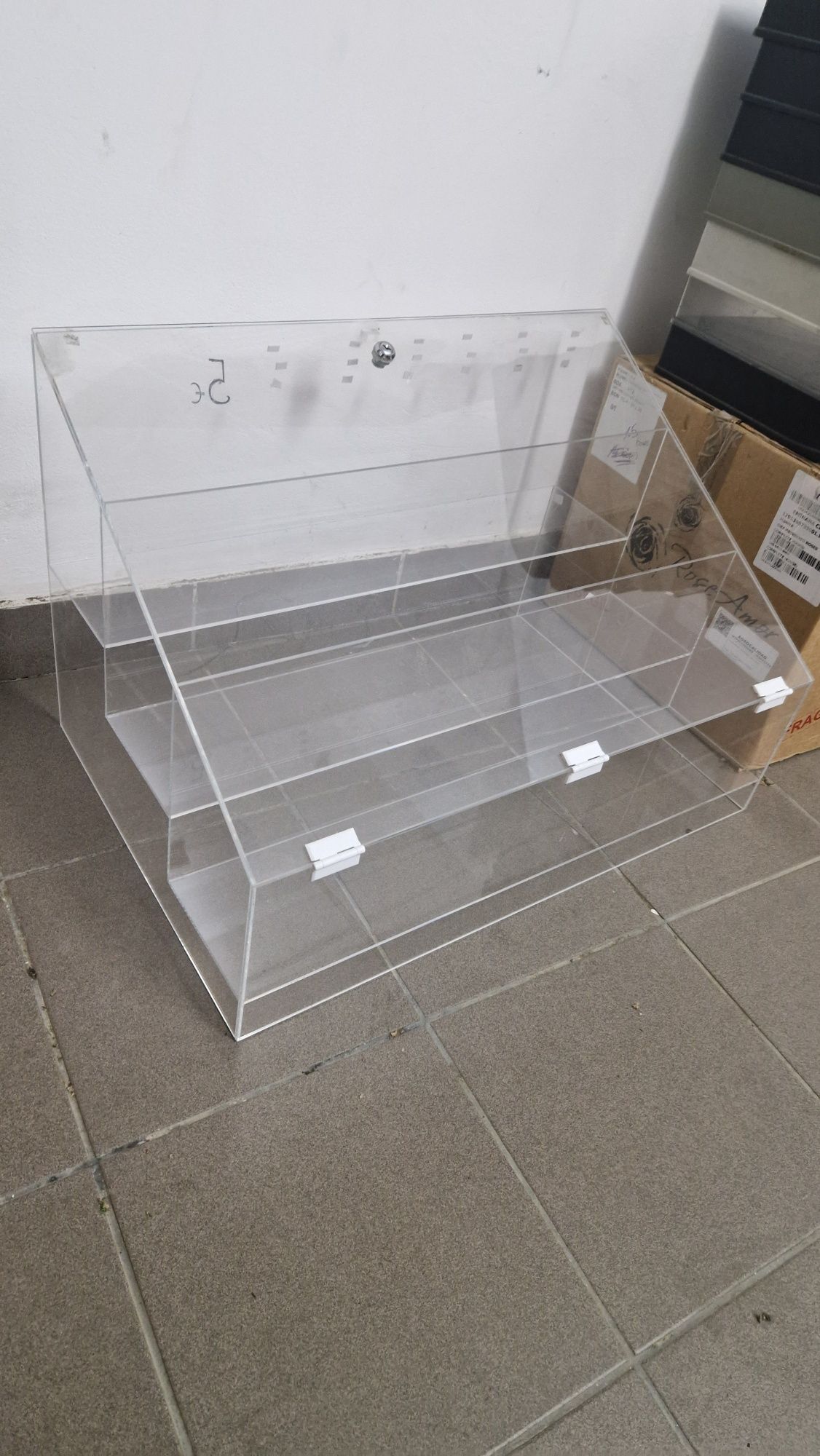 Vand 2 bucati display plexiglass