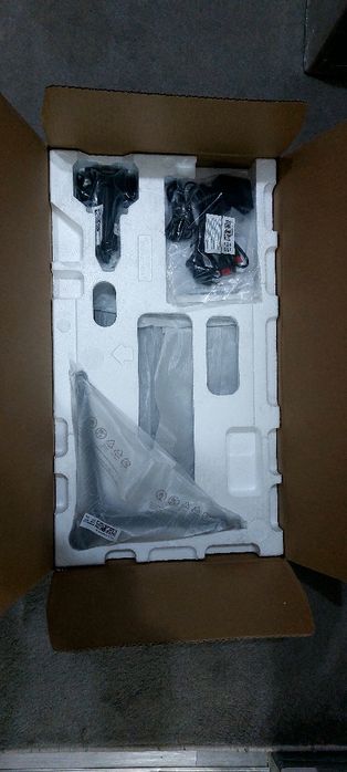 Компиютер янги ишлатилмаган йиғилган турибди.