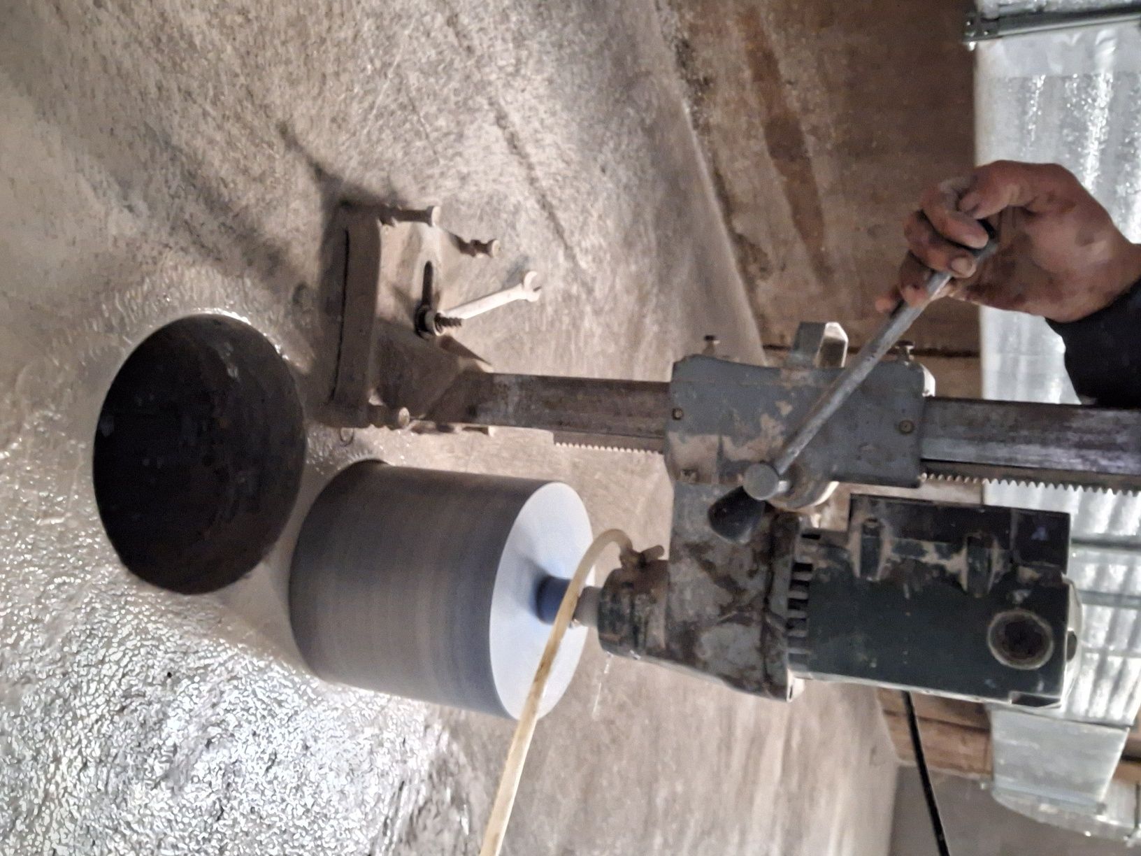 Almazni bur devor teshish