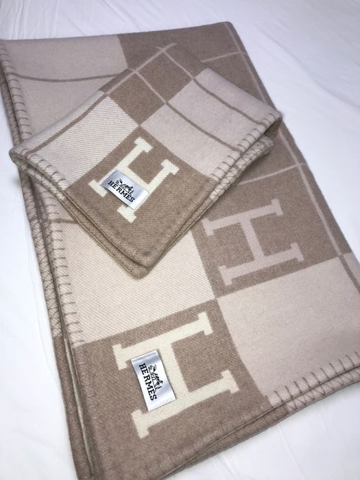 Hermes одеяло и възглавница