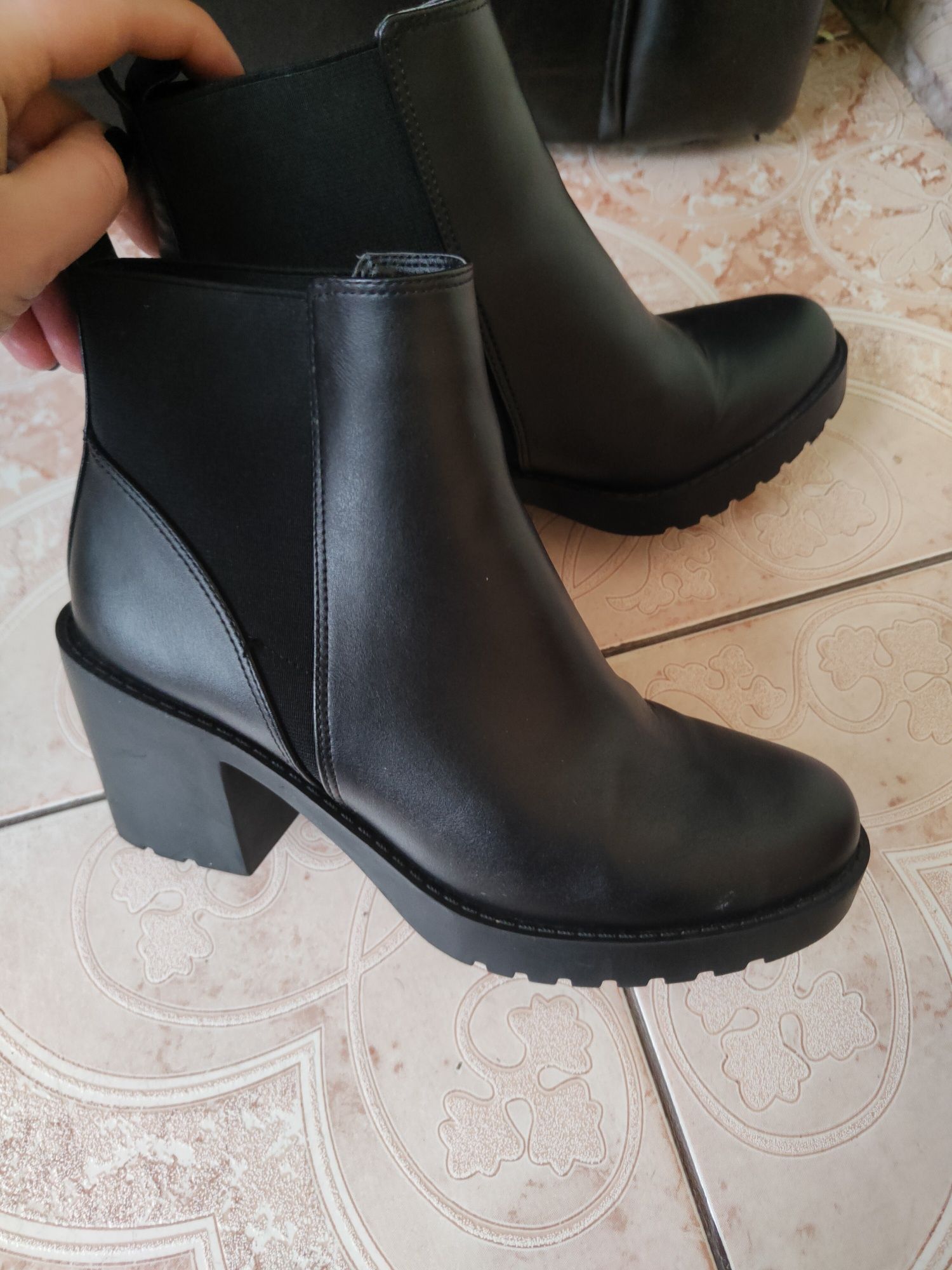 Ghete cu toc H&M