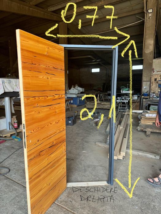 Usi de interior din pin