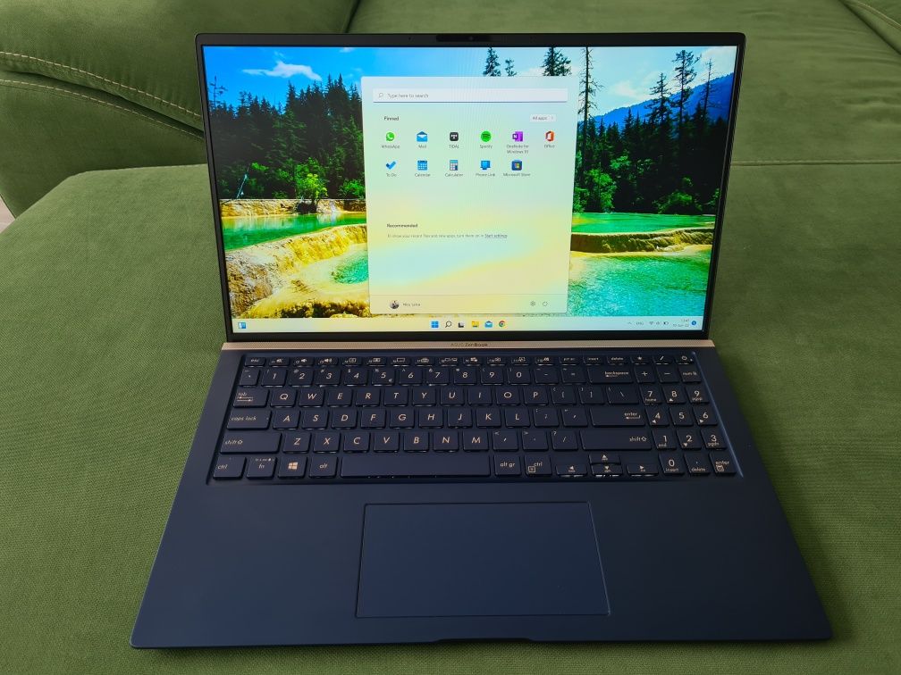 Vând laptop Asus ZenBook UX533FAC