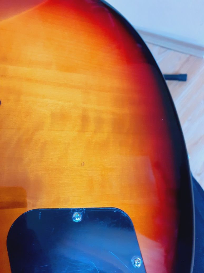 Продавам електрическа китара Squier Paranormal Toronado