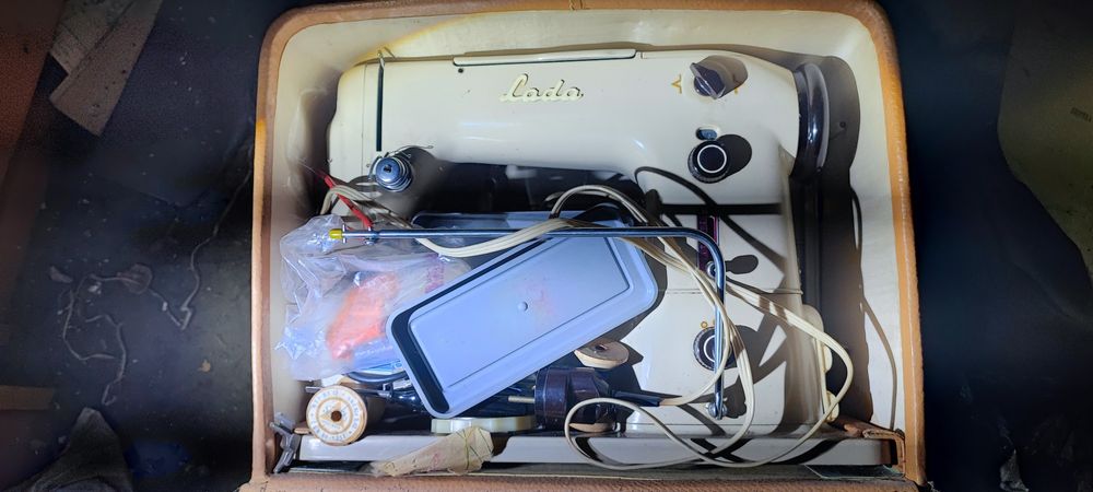 Masina de cusut LADA