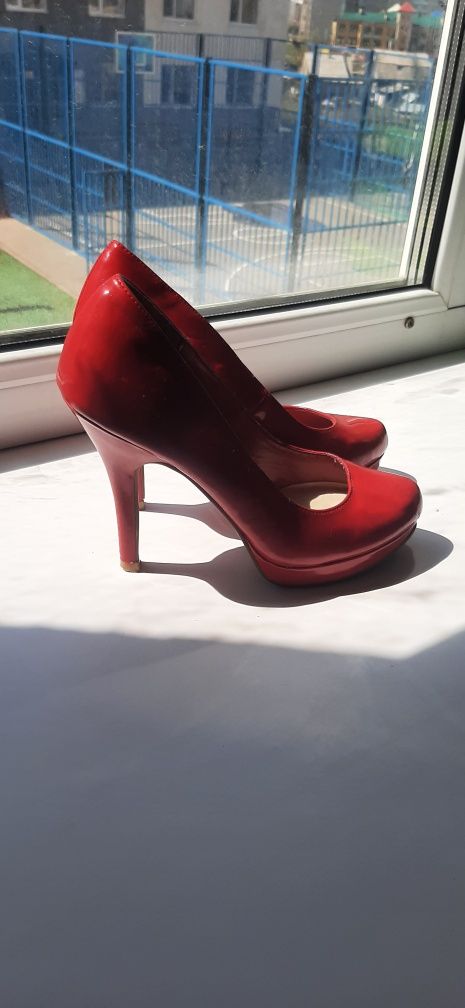 Туфли женские  б/у красного цвета